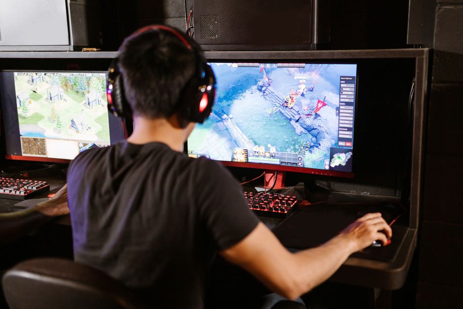 écran gaming 1440p 144Hz IPS avec pied ergonomique